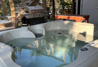 Minutes to lake, jet skis, sleep 6, pets ok! has Balcony rooms