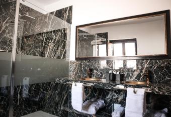 CASA DE LA SE  ORA allows 18 year olds to book a room