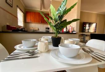 Urban Cozy Oasis has rooms with a private hot tub