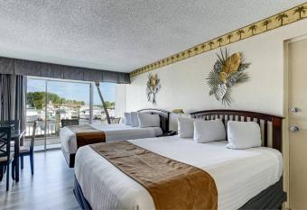 Waterfront, Pool, Tiki Bar & Grill, Gym, location! allows 18 year olds to book a room