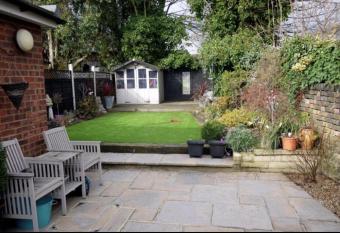 Immaculate 3-Bed House in Waltham Cross has Balcony rooms