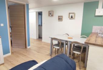 Gite de la fontaine Bondr  e has Balcony rooms