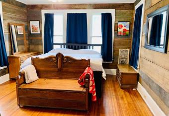 Walk to The Square or SU in Old Town Home (3/2)! allows 18 year olds to book a room