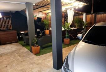 Santani Casa de Descanso has rooms with a private hot tub