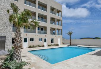 Aruba Beach: 5 Min Away allows 18 year olds to book a room