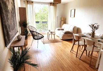 Appartement hyper centre-ville et plage allows 18 year olds to book a room