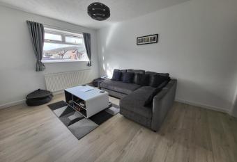 Fern House - free off road parking included has Balcony rooms