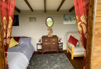 Alebar Farm Glamping and Campsite has rooms with a private hot tub