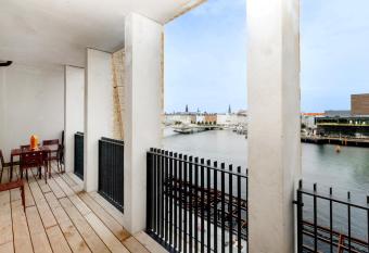 Udsigt til 20.000.000 DKK - m.plads til 6 personer has Balcony rooms