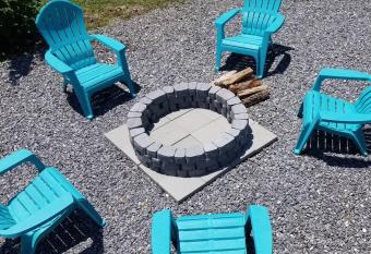 Charming Cottage in Morganton with Ample Parking has Balcony rooms