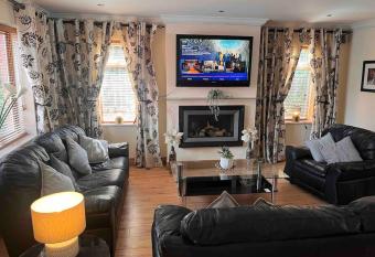Luxury Home in Dublin WiFi TV B&B Close to City Centre allows 18 year olds to book a room