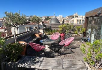 Terrasse de Castellane has rooms with a private hot tub
