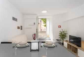 Lua s - Pr  dio Baixa Set  bal allows 18 year olds to book a room