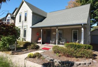 Bayside Cottage - Remodeled And Great Location! has Balcony rooms