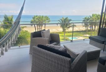 Dpto de lujo, nuevo, al pie del mar, 4 dormitorios has rooms with a private hot tub