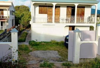 Charmant logement    6min en voiture de la plage. has Balcony rooms