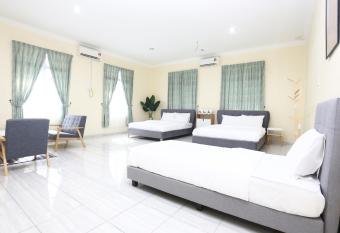 Aloha Chalet has Balcony rooms