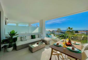 Santa Barbara Heights - Heated pool, gym, BBQ. has rooms with a private hot tub