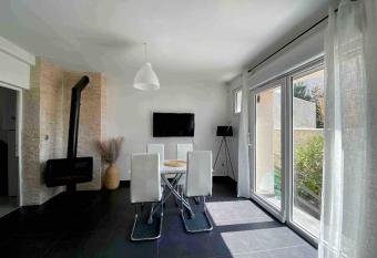 Maison refaite    neuf centre de Tours has rooms with a private hot tub