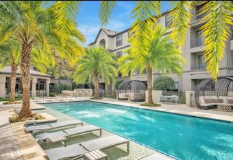 Chic Retreat-Walk To Nrg-Pool has rooms with a private hot tub