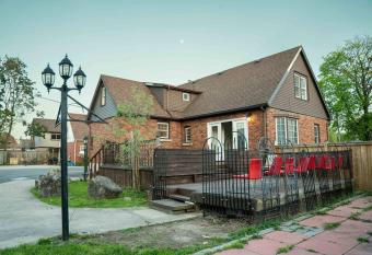 HIDDEN GEM near the Niagara falls has rooms with a private hot tub