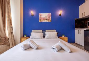 Railway Area Studio parking has rooms with a private hot tub