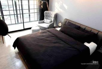 SelfCheckIn TownHome in Charoen Nakhorn 60 near BTS Iconsiam Asiatique and Chaophraya River Maximum 4 Guests has rooms with a private hot tub