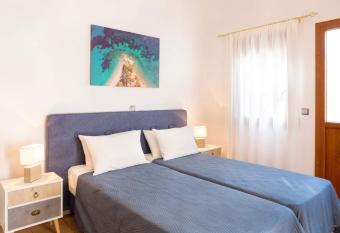 Blue studio in kantouni has Balcony rooms