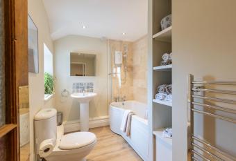 Bell Cottage - Pretty Period Cottage DOG FRIENDLY allows 18 year olds to book a room