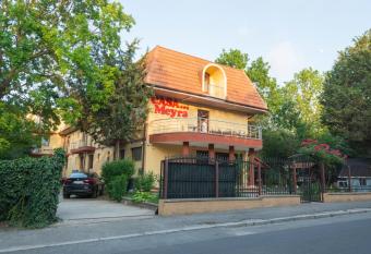 Casa Meyra has Balcony rooms