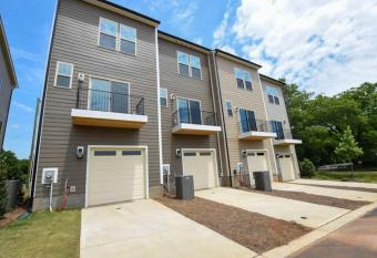 Townhouse Near Uptown Charlotte! -EV Ready- allows 18 year olds to book a room