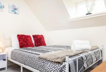 Modern 1BR Queen bed Home- Middle Of Chinatown has Balcony rooms