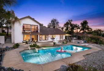 Central Location, Spectacular Views, Pool, Jacuzzi has rooms with a private hot tub