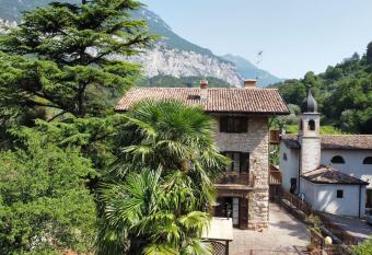 Villa retro  con vista castello medievale has Balcony rooms