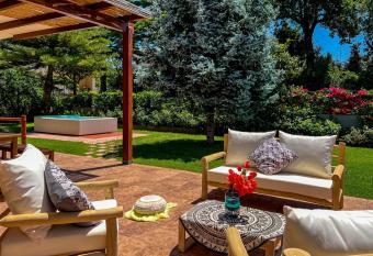 Livingapple has rooms with a private hot tub