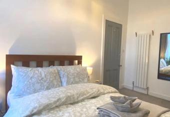 DEPA DE LUJO EXCLUSIVO FRENTE AL MAR has rooms with a private hot tub