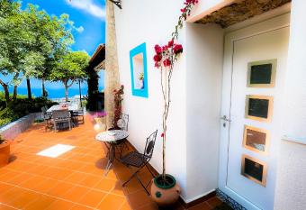 Villa Alessandra allows 18 year olds to book a room