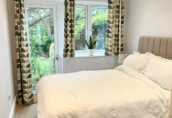 Little Vine: Beautiful Ground floor flat in ideal location allows 18 year olds to book a room