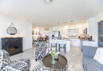 Coastal Oasis with Hot Tub & close to Hyatt Resort has rooms with a private hot tub