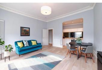 Flat overlooking Botanic Gardens has Balcony rooms