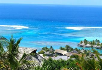 VILLA REI has rooms with a private hot tub