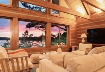 Luxury Waterfront Cottage has Balcony rooms
