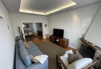 Castelinho has rooms with a private hot tub