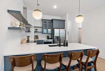 Chic 5 Bed, 2 Bedroom Free Parking - 3 miles to Broadway allows 18 year olds to book a room