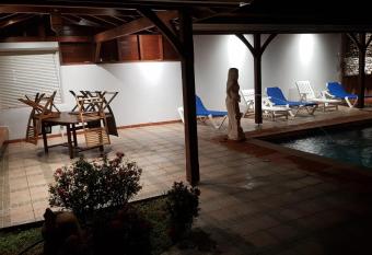 CHARMANT BUNGALOW allows 18 year olds to book a room