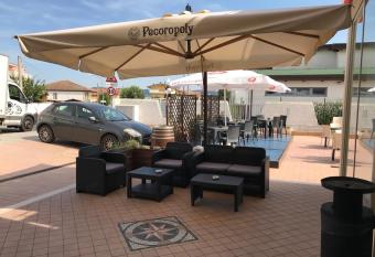 Rosso Di Sera has Balcony rooms