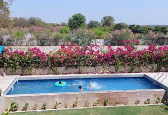 Villa Birdies & Eagles-Kensville Golf has rooms with a private hot tub