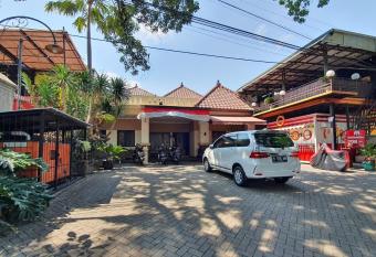 Bandoeng Guest House by Pesen Kamar has Balcony rooms