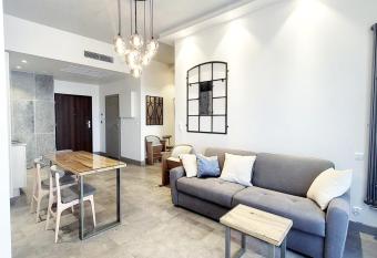 Apartament Pionier Hanza Tower has rooms with a private hot tub