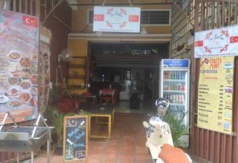 TaSahin Hostel & Turkish Restaurant & Bar allows 18 year olds to book a room